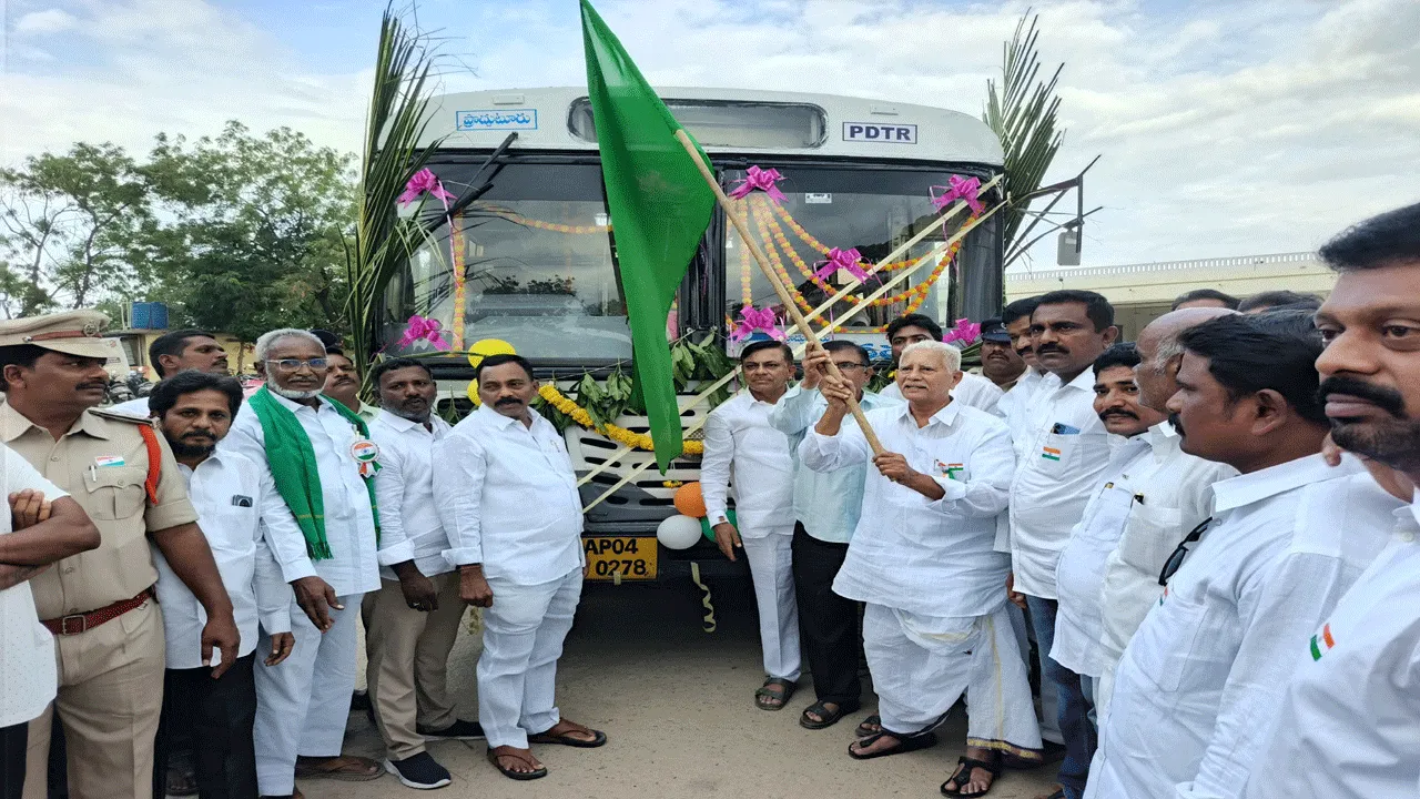 మహిళలకు ఉచిత బస్సు ప్రయాణం ప్రారంభం