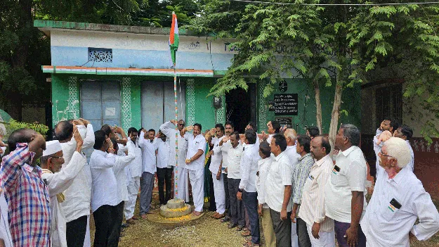 మువ్వన్నెల జెండా రెపరెపలు