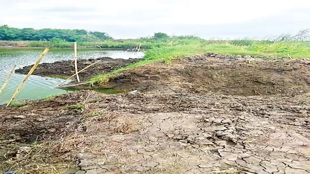  అలా గండ్లు కొడితే..ఇలా పూడ్చేస్తున్నారు..!