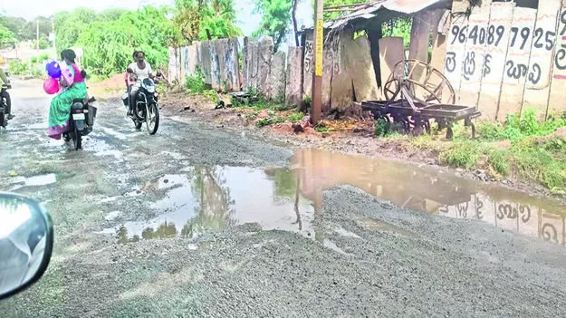 ROAD: రోడ్డుపై గుంతల్లో నీరు