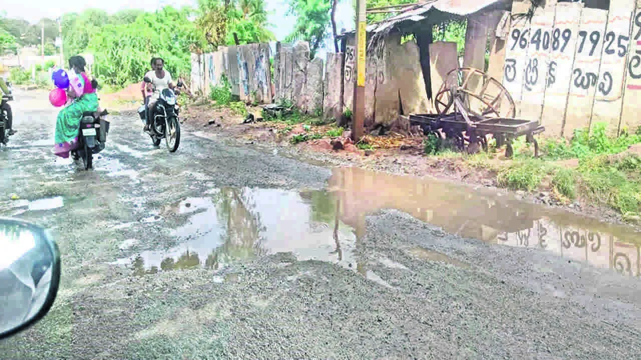 ROAD: రోడ్డుపై గుంతల్లో నీరు