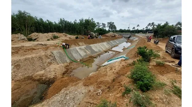 హంద్రీ-నీవా కాలువ పనులకు వర్షం అడ్డంకి