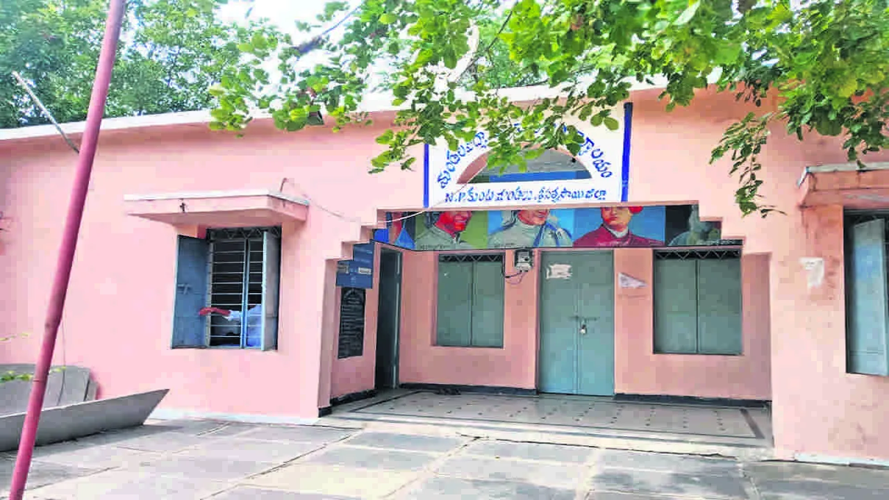 MRC: వర్షానికి తడుస్తున్న ఎమ్మార్సీ 