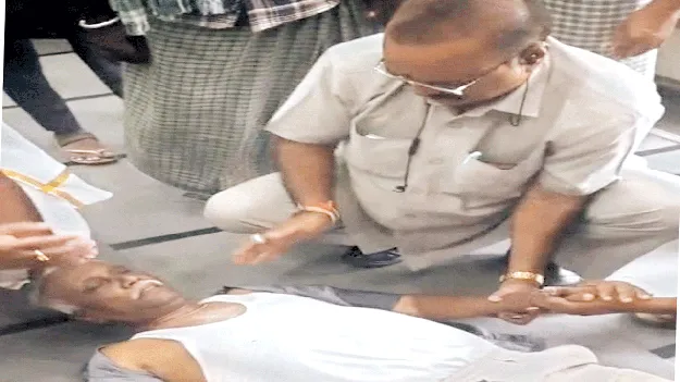 రిటైర్డ్‌ ఉద్యోగి ప్రాణాలు కాపాడిన పోలీస్‌