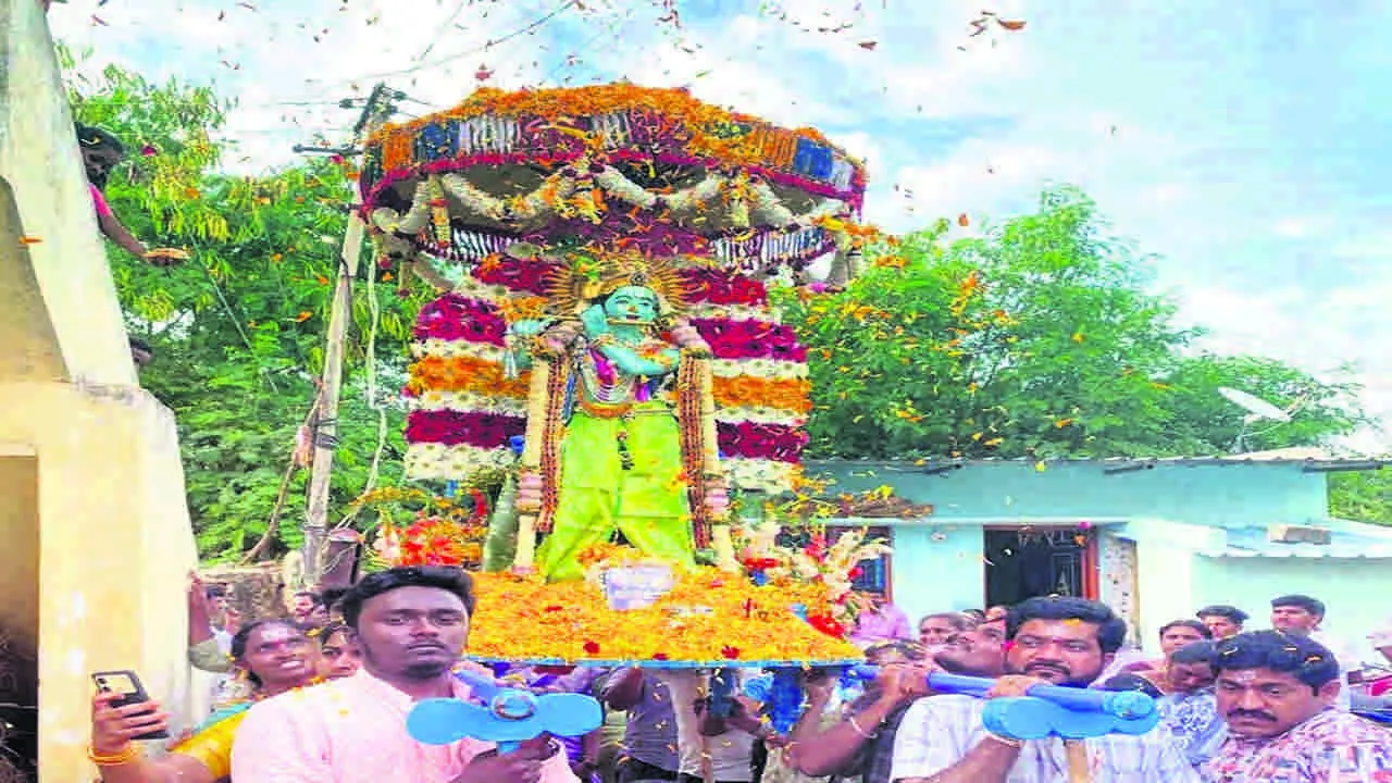 GOD: ఘనంగా శ్రీకృష్ణుడి గ్రామోత్సవం 