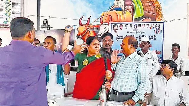 Asifabad: కాంగ్రెస్‌ నేతపై బీఆర్‌ఎస్‌ ఎమ్మెల్యే ఆగ్రహం నీళ్ల సీసా విసిరిన కోవ లక్ష్మి 