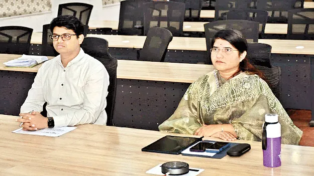 యూరియాపై రైతులకు అవగాహన కల్పించాలి