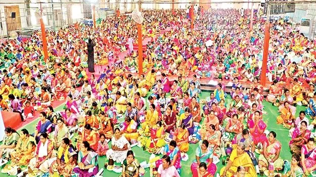 వైభవంగా సామూహిక వరలక్ష్మీ వ్రతం