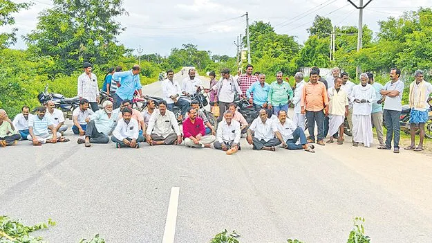 Farmers Protest: చెరువులు నింపాలని రోడ్డెక్కిన రైతులు