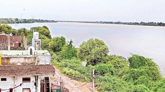 సుంకేసులకు 1.40 లక్షల క్యూసెక్కుల వరద