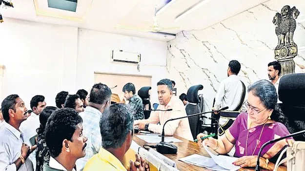 ప్రజలు సంతృప్తి చెందేలా అర్జీల పరిష్కారం