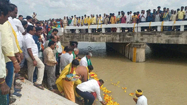    కృష్ణాజలాల పరవళ్లు
