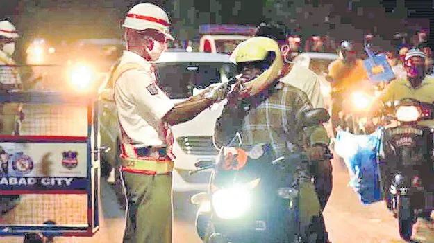 Hyderabad: మద్యం మత్తులో రోడ్డెక్కేస్తున్న కుర్రకారు!