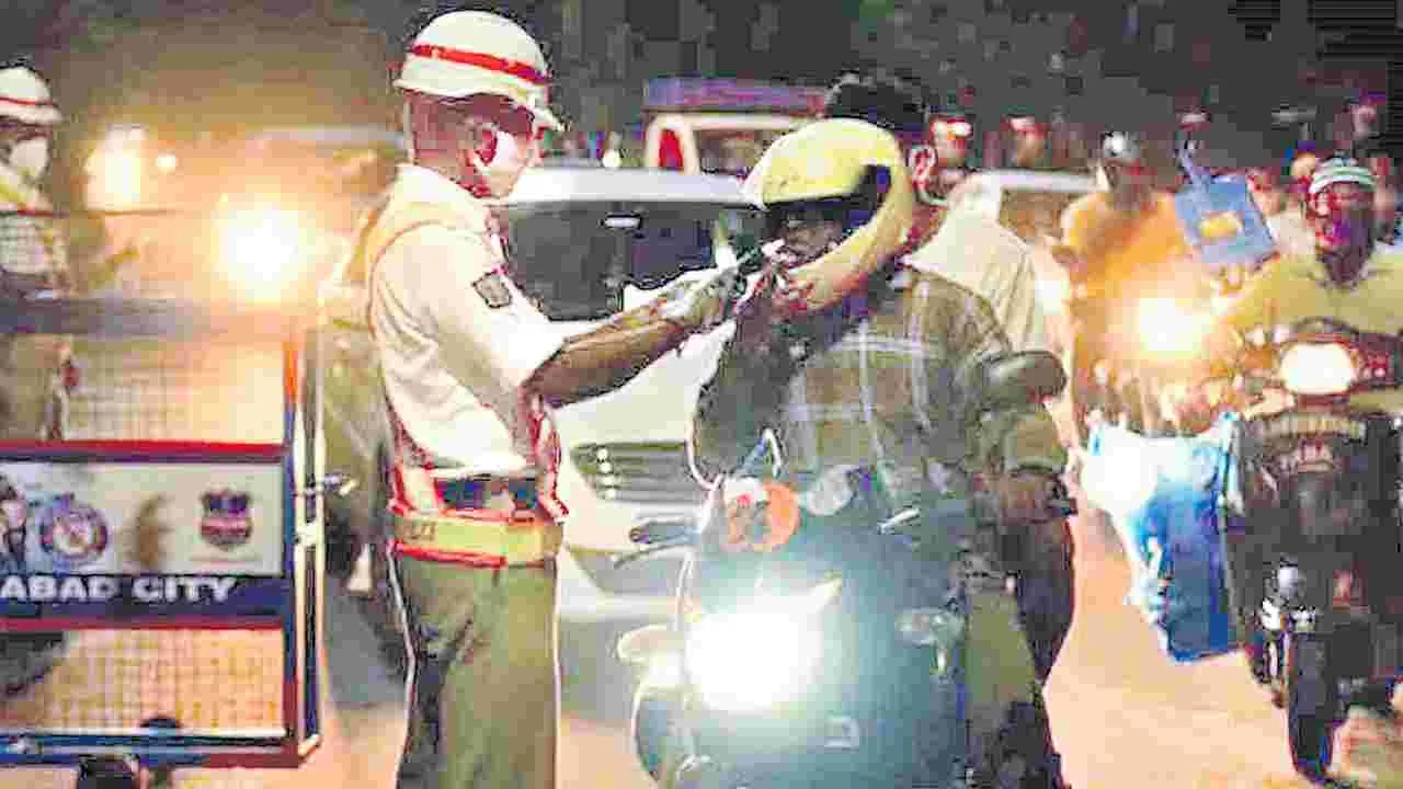 Hyderabad: మద్యం మత్తులో రోడ్డెక్కేస్తున్న కుర్రకారు!