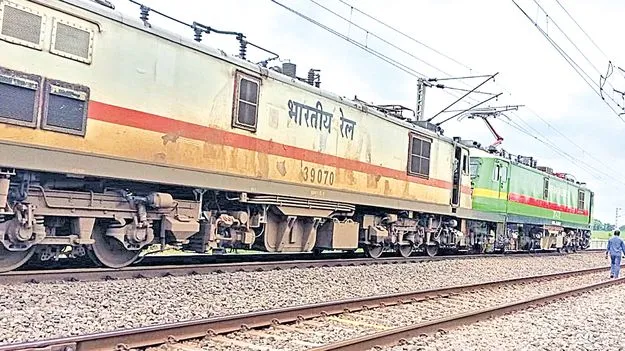 Train Delays: వానలతో రైళ్ల రాకపోకలపై తీవ్ర ప్రభావం