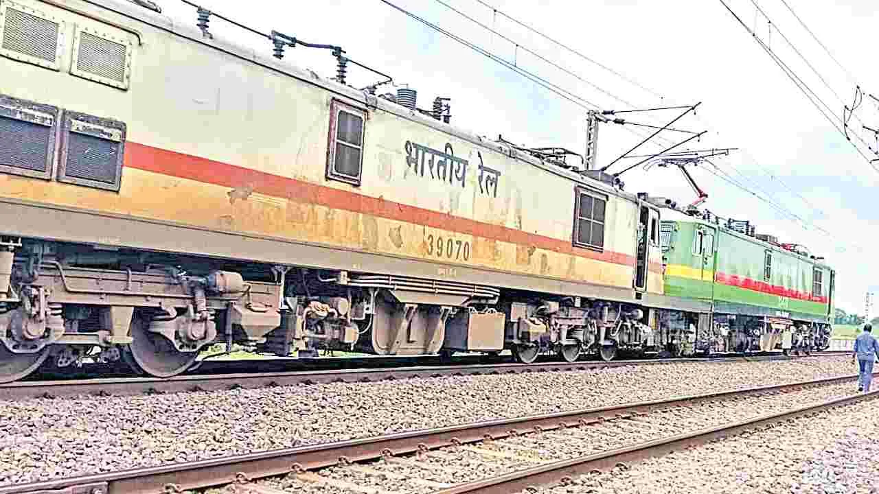 Train Delays: వానలతో రైళ్ల రాకపోకలపై తీవ్ర ప్రభావం