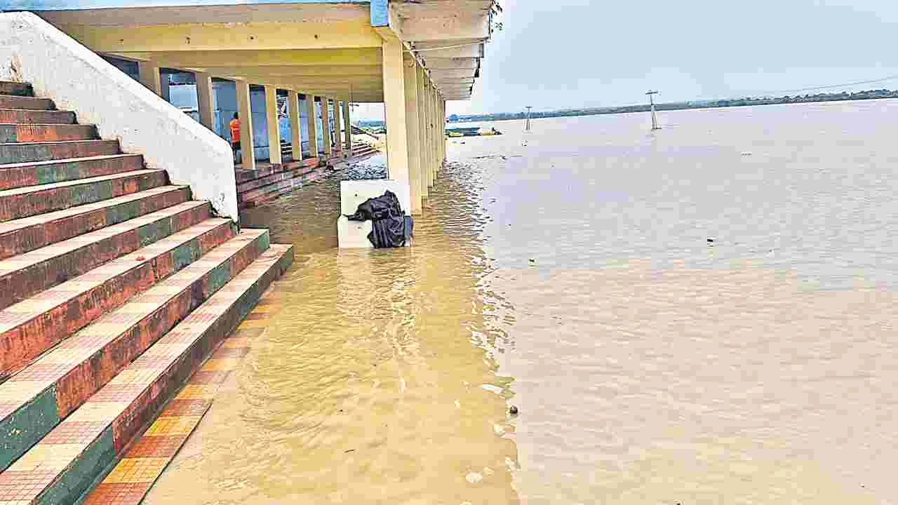 Godavari Floods: మహోగ్ర గోదావరి!