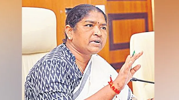 Seethakka: భారీ వర్షాలతో దెబ్బతిన్న గ్రామీణ రహదారులు