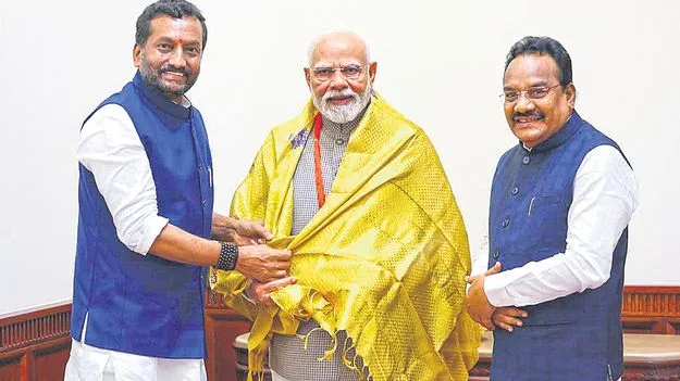 Raghunandan Rao PM Modi: ఆపరేషన్‌ సింధూర్‌ శాలువాతో ప్రధాని నరేంద్ర మోదీకి సన్మానం