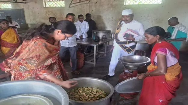 విద్యార్థులకు మెనూ ప్రకారం భోజనం అందించాలి