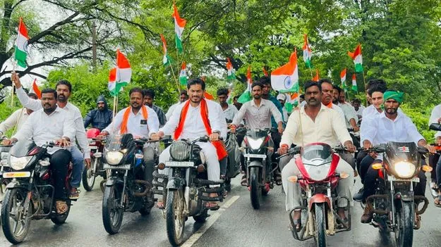 మహనీయులను ఆదర్శంగా తీసుకోవాలి