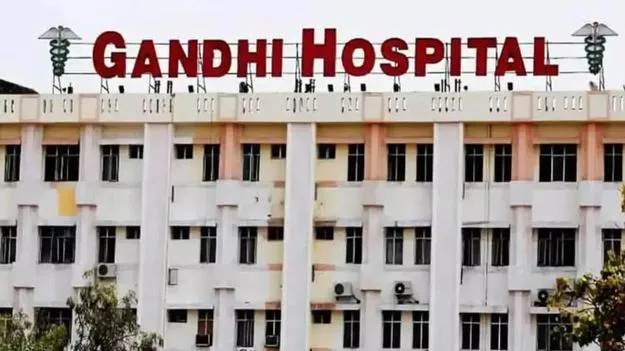 Gandhi Hospital: ప్రోటాన్‌ పంప్‌ ప్రక్రియలో పొట్టలో బ్లేడ్ల తొలగింపు