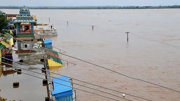 Godavari Floods: శాంతిస్తున్న ఉగ్ర గోదావరి