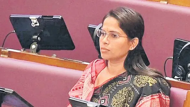 Uttar Pradesh: సీఎం యోగికి ప్రశంసలు.. మహిళా ఎమ్మెల్యేపై సమాజ్‌ వాదీ వేటు