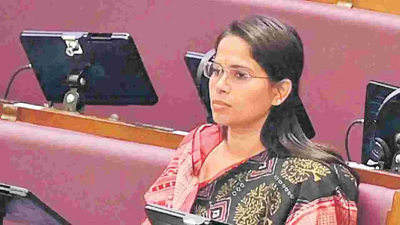 Uttar Pradesh: సీఎం యోగికి ప్రశంసలు.. మహిళా ఎమ్మెల్యేపై సమాజ్‌ వాదీ వేటు