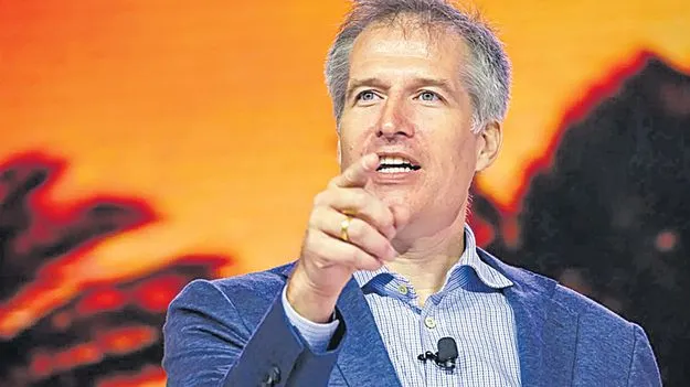 Brian Kelly: కంపెనీలో వాటాను 14వేల కోట్లకు అమ్మి రూ.13వేల కోట్లు దానమిచ్చేశాడు