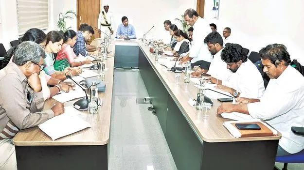 సకాలంలో ఎరువులు అందించాలి