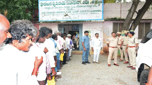 రైతులకు యూరియా ఇబ్బంది కలిగిస్తే చర్యలు 