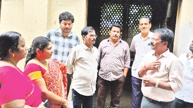 బాలికల బాగోగులపై నిర్లక్ష్యం వద్దు