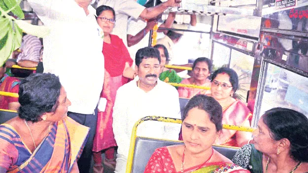 ఉచిత బస్సు ప్రయాణంతో మహిళల్లో ఆనందం