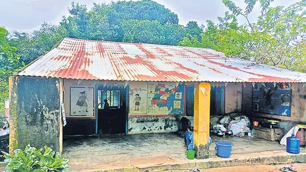 భయపెడుతున్న బడి