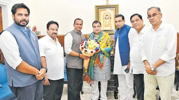 Komatireddy Venkat Reddy: హైదరాబాద్‌- అమరావతి రోడ్డును విస్తరించండి