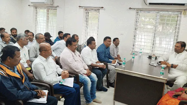 రోడ్లపై వర్షం నీరు నిలవొద్దు