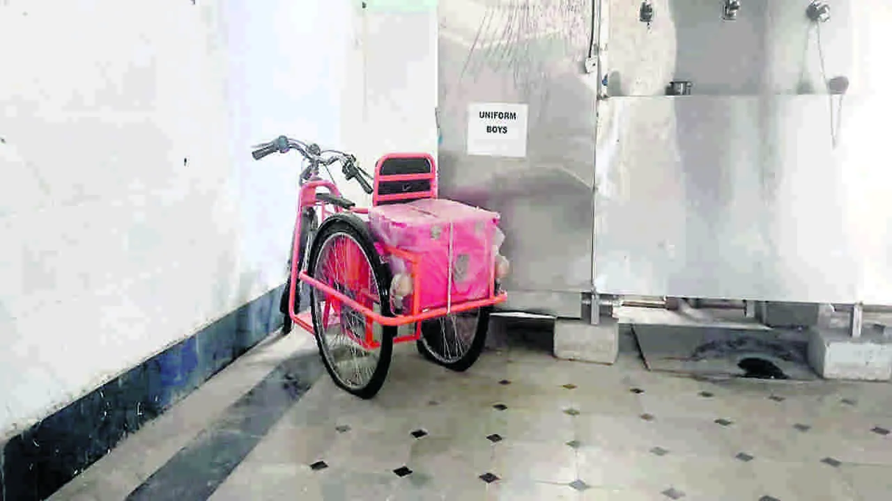 BICYCLES: మూలనపడిన బ్యాటరీ సైకిళ్లు