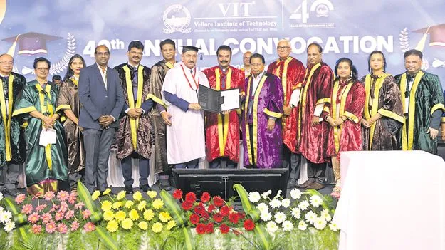 VIT Graduation: జ్ఞాన విస్తరణకు పుస్తకాలు కీలకం