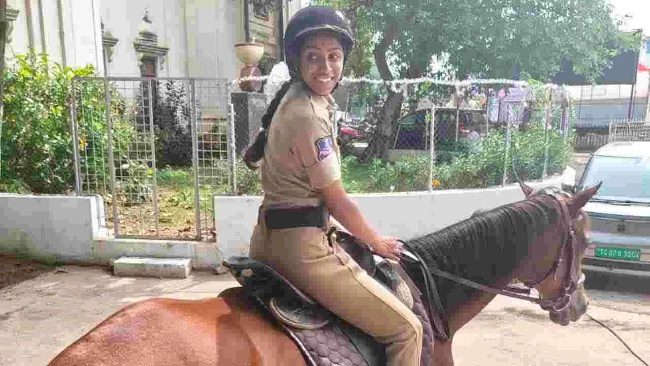 Hyderabad Police Women: మహిళా శక్తి గుర్రాలపై గస్తీ