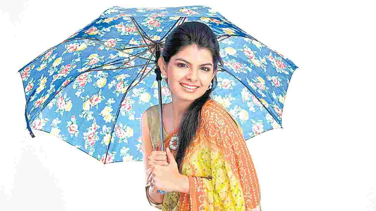 Monsoon Makeup Tips: తడికి చెదరకుండా..
