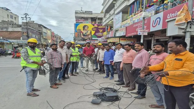 Karimnagar: అనుమతి లేని కేబుల్స్‌ను తొలగించాలి