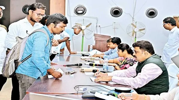 పెండింగ్‌ అర్జీలను పరిష్కరించండి 