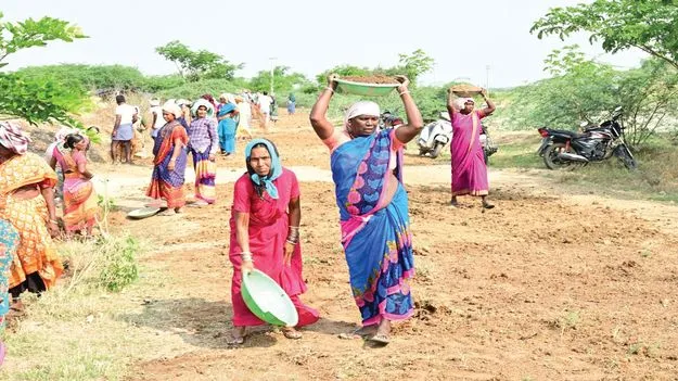 ఉపాధి హామీకి తూట్లు