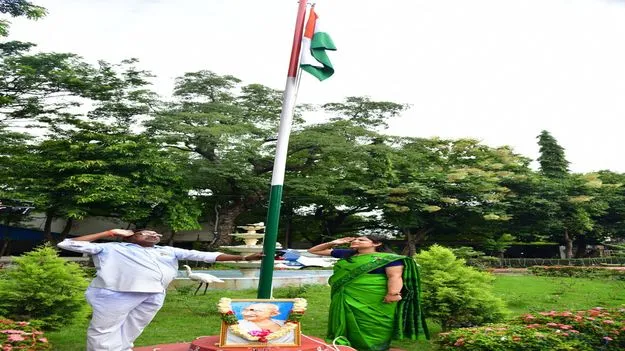  కాం్యపు కార్యాలయంలో జెండా ఎగురవేసిన కలెక్టర్‌