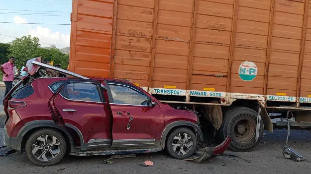  కంటైనర్‌ను ఢీకొన్న కారు