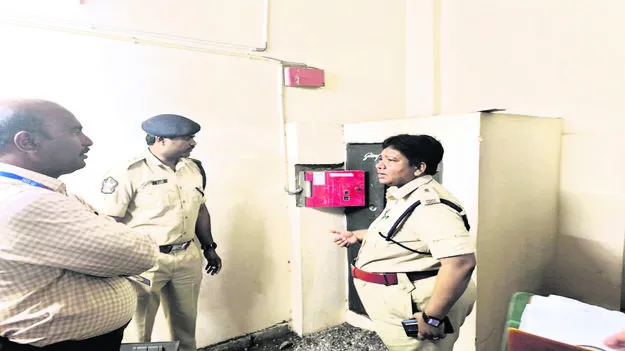 ఆరితేరిన దొంగల పనేనా?