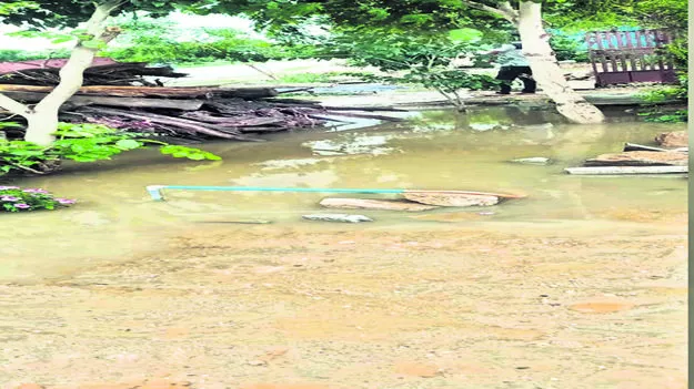 భారీ వర్షం.. ఇళ్లలోకి నీరు 