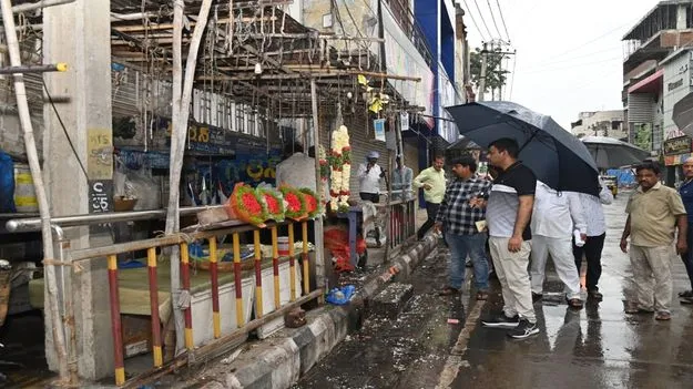 రోడ్లు, ఫుట్‌పాత్‌లను ఆక్రమించి వ్యాపారం చేయొద్దు