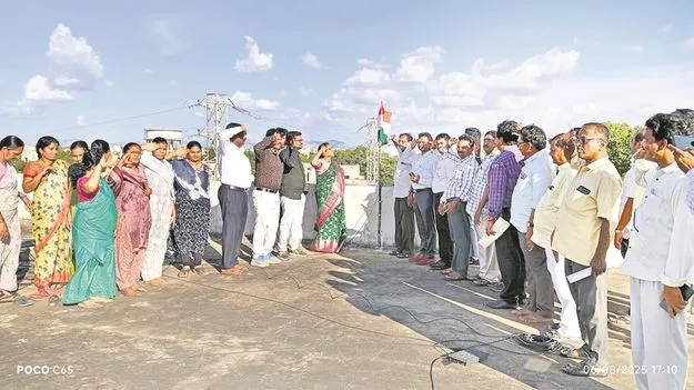 ప్రతి DM HO : ఇంటిపై మువ్వన్నెల జెండా ఎగరాలి